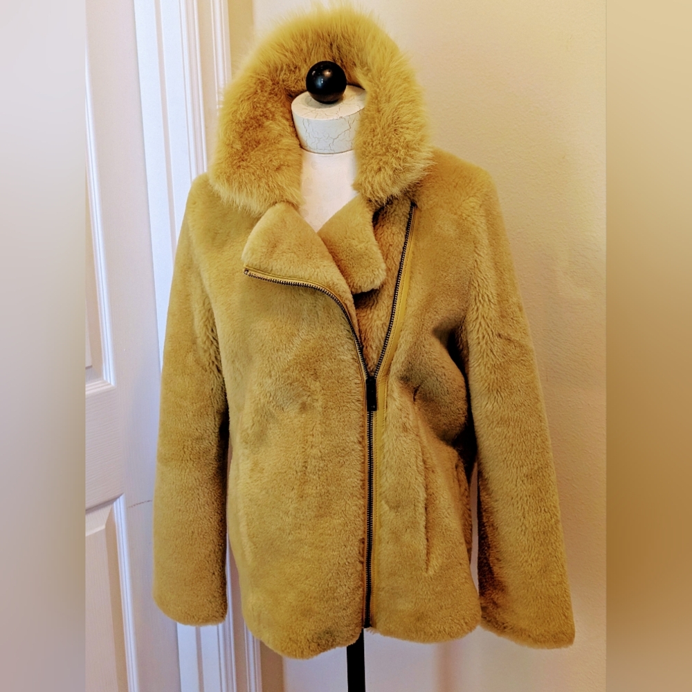 πH.P.β€οΈUGG Nadine Short Shearling Jacket - Picture 2 of 9